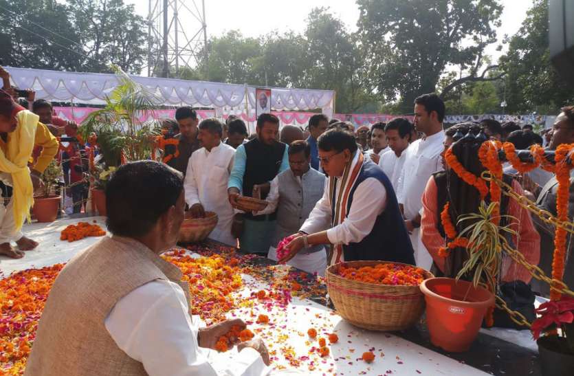 Inaugurated to pay tribute to former minister Indrajit Kumar's first d पूर्व मंत्री इंद्रजीत कुमार के प्रथम पुण्य तिथि पर श्रद्धांजलि अर्पित करने उमड़ा सैलाब