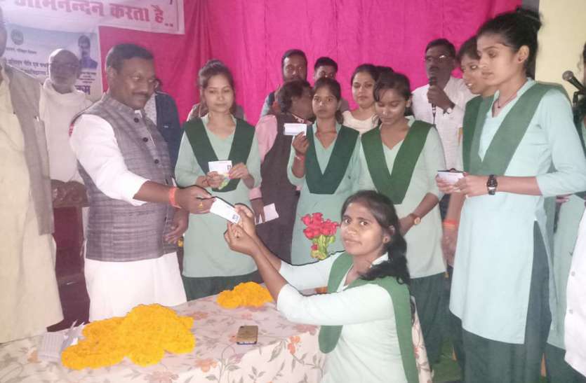 Free driving license distributed to girl students छात्राओं को वितरित किए नि:शुल्क ड्राइविंग लायसेंस