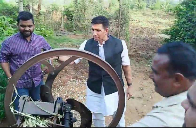 When the higher education minister started running the grass cutter Ch जब उच्च शिक्षा मंत्री चलाने लगे घास कटर मसीन