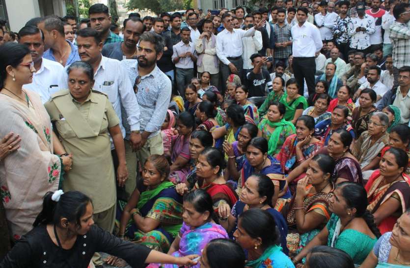 नवागाम-डिंडोली फ्लाइओवर हादसा : आश्वासन के बाद स्वीकारे शव नवागाम-डिंडोली फ्लाइओवर हादसा : आश्वासन के बाद स्वीकारे शव