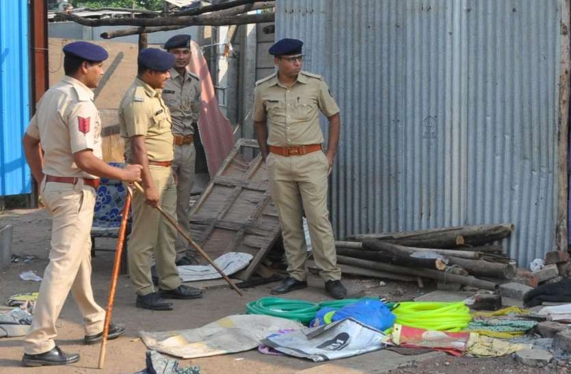 बंद कमरे में नौ साल की बच्ची के साथ हुई हेवानियत बंद कमरे में नौ साल की बच्ची के साथ हुई हेवानियत