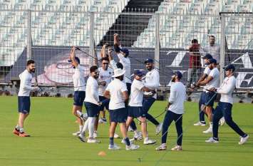 Indian cricket team practicing with pink ball Video : पहले डे-नाइट टेस्ट की तैयारियों में जुटी है टीम इंडिया