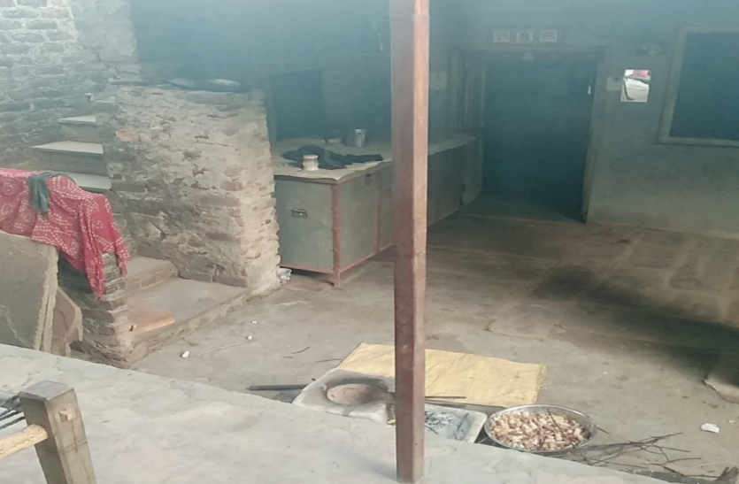 Home theft incident in bhilwara गेहूं की फसल बुवाई के लिए लाए पैसे ले उड़े चोर