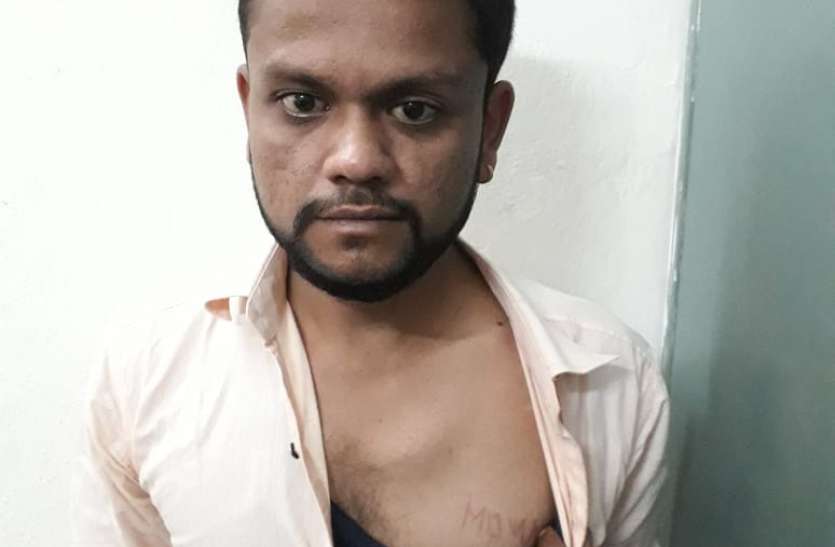 सीने पर ब्लैड से लिखा युवती का नाम, वाट्सऐप पर फोटो भेजकर कहता आई लव यू भाभी की सहेली पर आया दिल, ब्लैड से सीने पर लिखा उसका नाम, वॉट्सऐप किया- Will You Marry ME