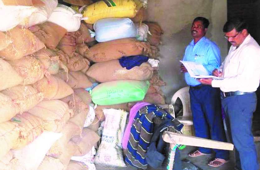 छापामार कार्रवाई में जब्ती के बाद व्यापारी को ही सुपुर्द किया जा रहा धान, ये है वजह... छापामार कार्रवाई में जब्ती के बाद व्यापारी को ही सुपुर्द किया जा रहा धान, ये है वजह...