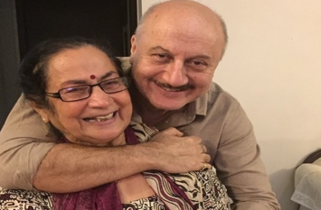 Watch video: when Anupam kher mother asked for 50 thousand rs मां ने अनुपम खेर से मांगे 50 हजार रुपए, बेटे ने दिया ऐसा जवाब, वीडियो हो रहा वायरल