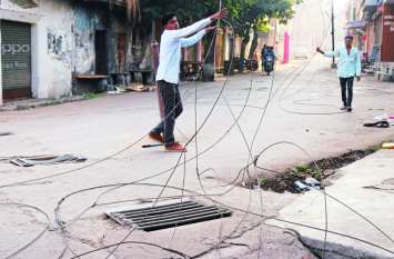The electric wire broke and fell on the bike rider in banswara बांसवाड़ा : पुराना बस स्टैंड के पास अचानक टूट पड़ा बिजली का तार, बाइक सवार बाल-बाल बचा