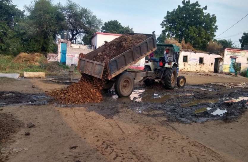 मैदान में कीचड़ से परेशान थे बच्चे, अब खिलखिलाएंगे मैदान में कीचड़ से परेशान थे बच्चे, अब खिलखिलाएंगे