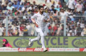 Indian fast bowlers fascinate pink ball Bangladesh booked on 106 डे-नाइट टेस्ट : भारतीय तेज गेंदबाजों को गुलाबी गेंद आई रास, 106 पर बांग्लादेश ढेर, टी तक भारत 35/1