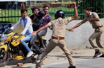 using stick in order to catch traffic violators would be illeagal कोर्ट का नया फरमान, चेकिंग के वक्त गाड़ियों पर नहीं चला सकती डंडा पुलिस