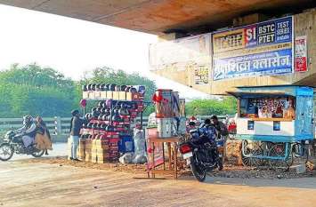Encroachment in under construction flyover रात के अंधेरे में जमाया कब्जा, अधूरे फ्लाईओवर के नीचे 100 से ज्यादा अतिक्रमण