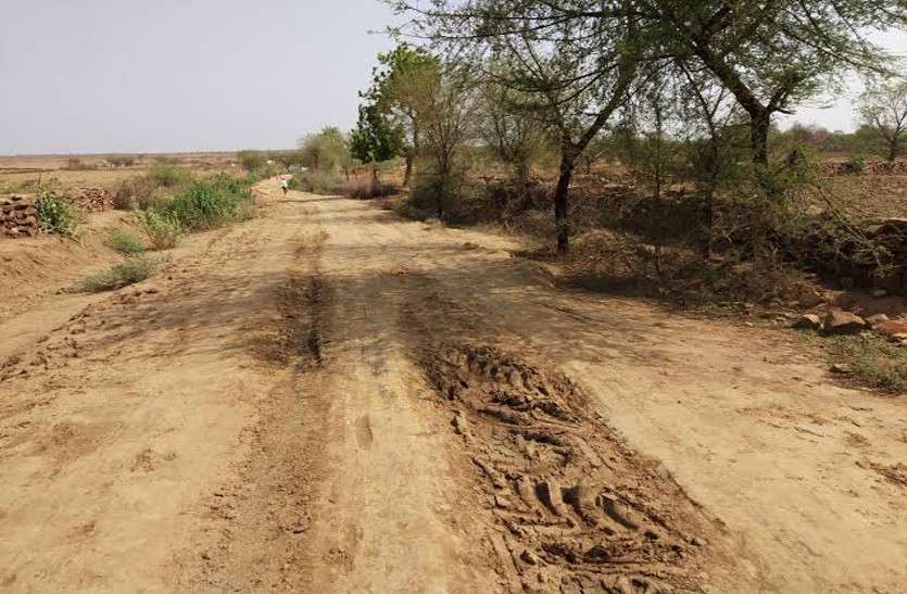 क्षतिग्रस्त सडक़ को नए सिरे से नहीं बनाने पर नोटिस