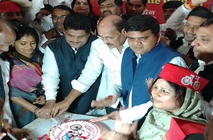former cm mulayam singh yadav birthday बोले बाहुबली रमाकांत यादव, समाज को बराबरी का हक दिलाने के लिए हमेशा ही लड़े मुलायम सिंह यादव
