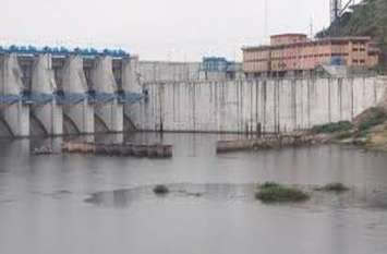 Best wear of Nirpat Sagar pond damaged, water leakage cause shortage अफसरों की अनदेखी: निरपत सागर तालाब की बेस्ट वियर क्षतिग्रस्त, रिसाव से गर्मियों में होगी पानी की किल्लत