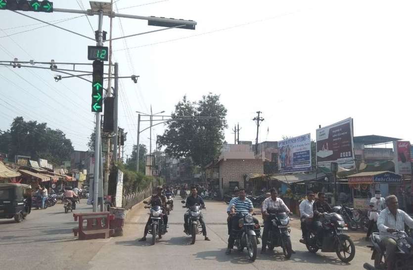 Burhanpur First Traffic Signal on Sindhi Basti Choraha शहर में पहली बार लगे ट्रैफिक सिग्नल, तोडक़र निकल रहे लोग, अब चढ़े पुलिस के हत्थे