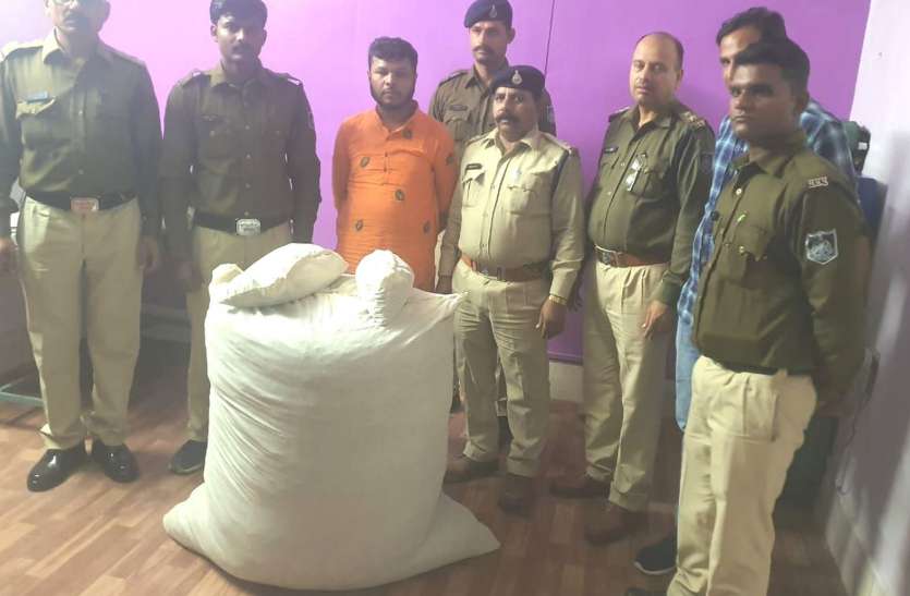 52 kg hemp caught in khargone नर्मदा किनारे बने घुड़साल में छुपा रखा था 52 किलो गांजा, पुलिस ने किया जब्त