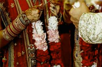 Girlfriend Reached on Boyfriend Marriage Before Jaymal जयमाल के ठीक पहले दूल्हे के सामने आयी प्रेमिका, दुल्हन को उसके छोटे भाई से करनी पड़ी शादी