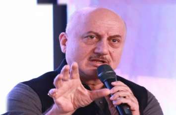 Anupam kher mummy asked for money his reply goes viral video अनुपम खेर ने मम्मी से कहा- पहले तो आपका गुजारा 10-20 हजार रुपये में हो जाता था, Video हो गया Viral