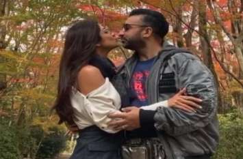 Shilpa Shetty and Raj Kundra kissing video on anniversary viral japan शिल्पा शेट्टी का पति राज कुंद्रा को Kiss करते हुए वीडियो हुआ वायरल, देख के रह जाएंगे दंग