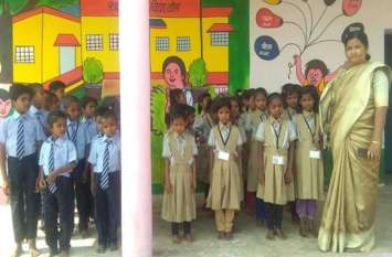 Teacher has given basic knowledge with the study of class, text books शिक्षिका ने सजाई क्लास, पाठ्य पुस्तकों की पढ़ाई के साथ दे रहीं मौलिक ज्ञान