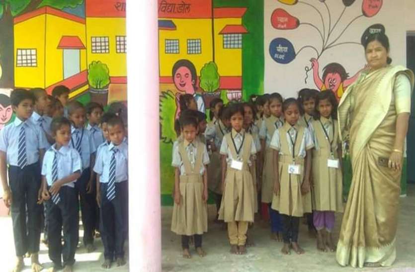 शिक्षिका ने सजाई क्लास, पाठ्य पुस्तकों की पढ़ाई के साथ दे रहीं मौलिक ज्ञान शिक्षिका ने सजाई क्लास, पाठ्य पुस्तकों की पढ़ाई के साथ दे रहीं मौलिक ज्ञान
