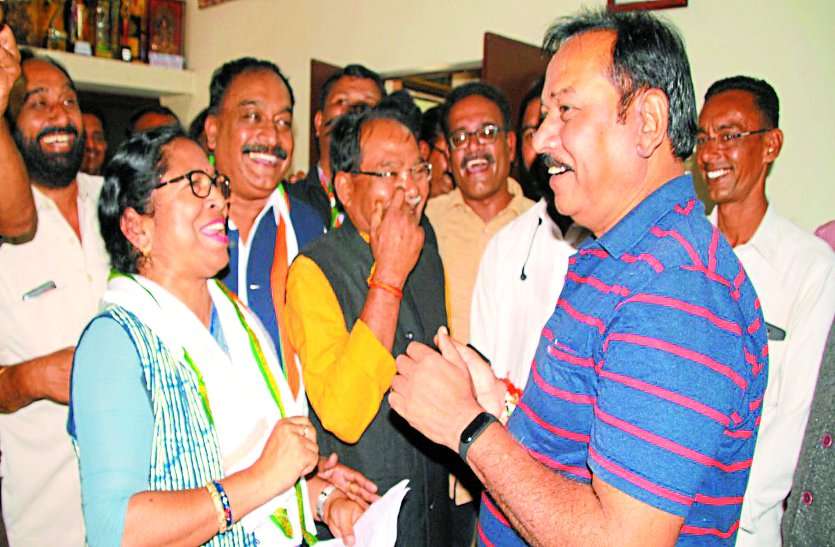 पॉलीटिकल ड्रामा: भाजपा सांसद निवास घेराव में कांग्रेसियों का भेदभाव, एक के घर के सामने किया प्रदर्शन, दूसरे को छोड़ दिया पॉलीटिकल ड्रामा: भाजपा सांसद निवास घेराव में कांग्रेसियों का भेदभाव, एक के घर के सामने किया प्रदर्शन, दूसरे को छोड़ दिया