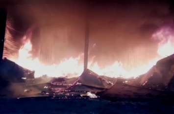 Massive Fire in Tibet Migrants Winter Wear Shops in Mughalsarai तिब्बती शरणार्थियों की दुकानों में लगी आग, लाखों के गर्म कपडे जलकर राख