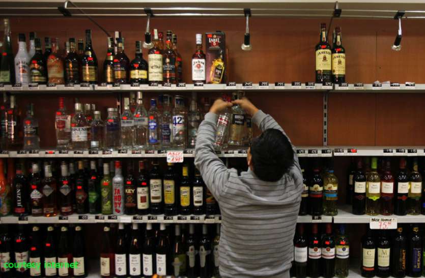 Opposing liquor shop opening near Divyang Ashram, Hospital दिव्यांग आश्रम, अस्पताल के पास खुल रही शराब की दुकान का विरोध