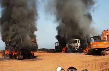 Chhattisgarh Crime: Naxals set 13 vehicles on fire near police station दंतेवाड़ा में नक्सलियों का उत्पात, थाने से महज 400 मीटर दूरी पर 13 गाड़ियों में लगाई आग