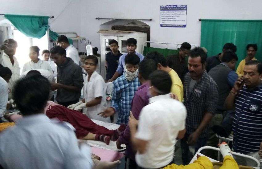 Breaking : अमावस्या पर ओंकारेश्वर आ रहे गुजरात के परिवार की कार डंपर में घुसी, दो की दर्दनाक मौत, देखें VIDEO