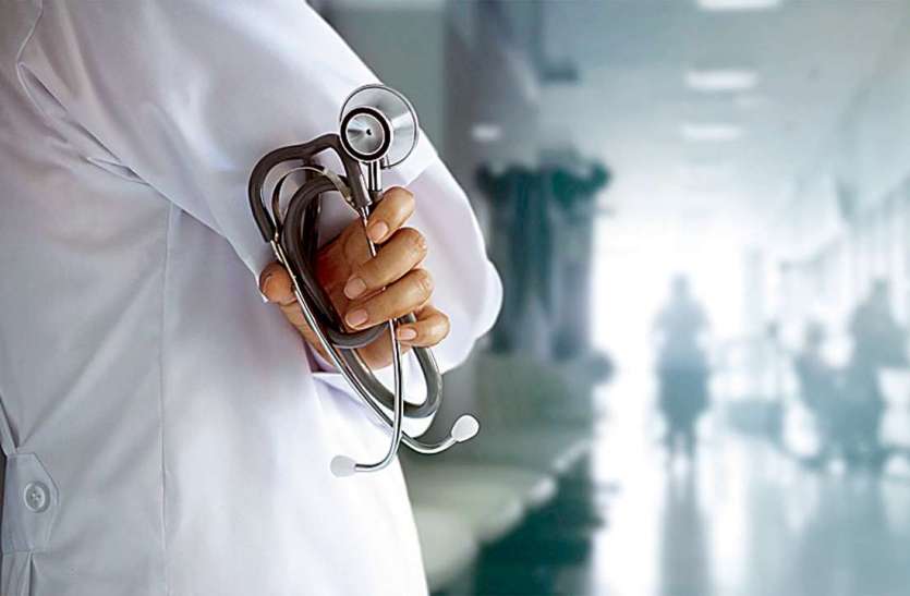638360-doctor.jpg प्रदेशभर के अस्पतालों में रेजीडेंट डॉक्टरों की हड़ताल से बिगड़ी स्थिति