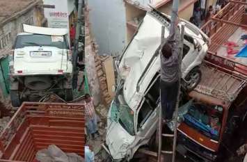 Luxury SUV Accident Fallen from Over Bridge in Ballia आधी रात को पुल की रेलिंग तोड़कर खड़े ट्रक में गिरी एसयूवी, बड़े नेता के नाम पर है रजिटर्ड