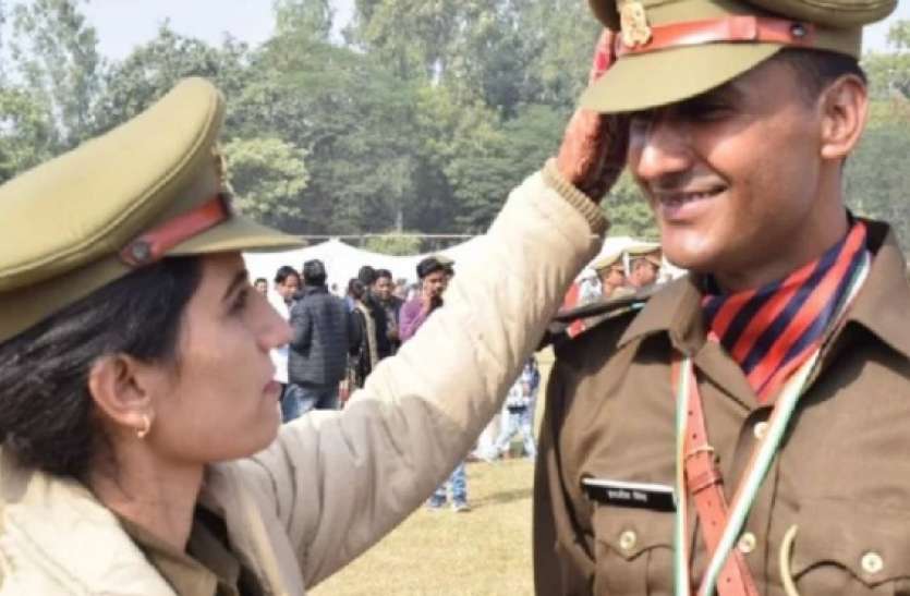 mbd.jpg Moradabad: शादी के तुरंत बाद वर्दी पहन पासिंग आउट परेड में पहुंचे पति-पत्नी, मुख्यमंत्री ने किया सम्मानित- देखें वीडियो