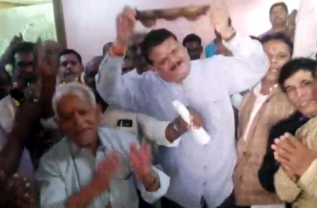 congress mla dance video viral, narmada panchkoshi parikrama mandal ढोलक की थाप पर मंजीरा लेकर खूब नाचे कांग्रेस विधायक, ये वीडियो हुआ वायरल