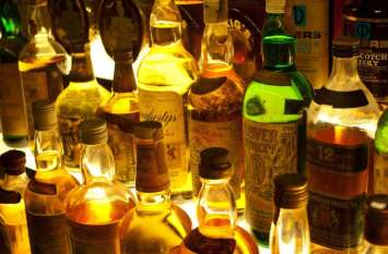 Illegally sold more than 7 million bottles of liquor इंग्लिश वाइन की 4 लाख से ज्यादा बोतल अवैध रूप से बेच डाली