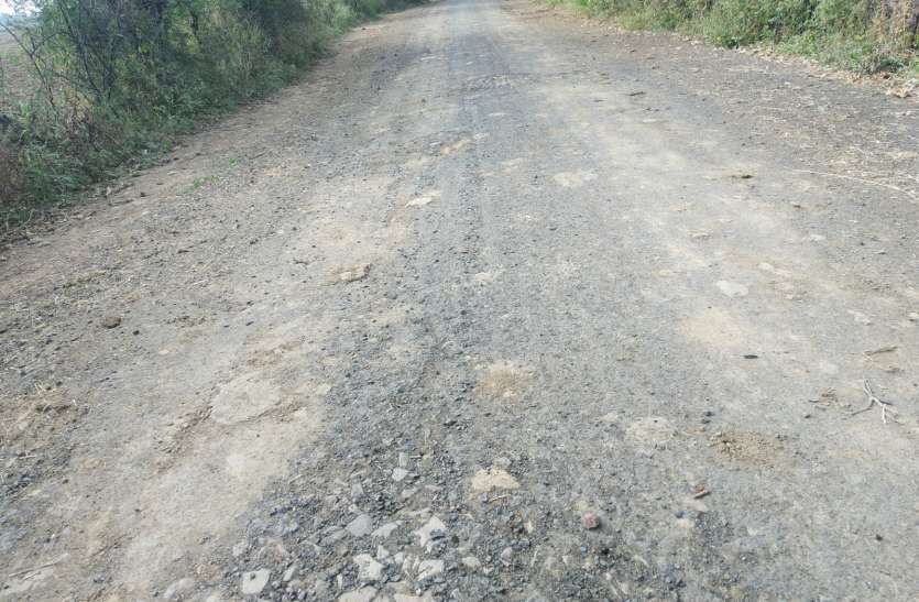 Rural roads constructed at a cost of Rs. 1.14 crores ruined in the gua गारंटी अवधि में ही उखड़ी 1.14 करोड़ रुपए की लागत से बनीं ग्रामीण सड़क
