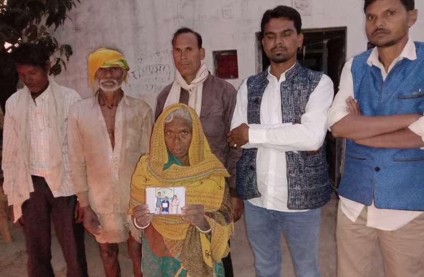 पुलिस से बोली मां.. हाथ पैर बांधकर ताले में बंद रखते हैं बेटी को, उसे बचाओ पुलिस से बोली मां.. हाथ पैर बांधकर ताले में बंद रखते हैं बेटी को, उसे बचाओ