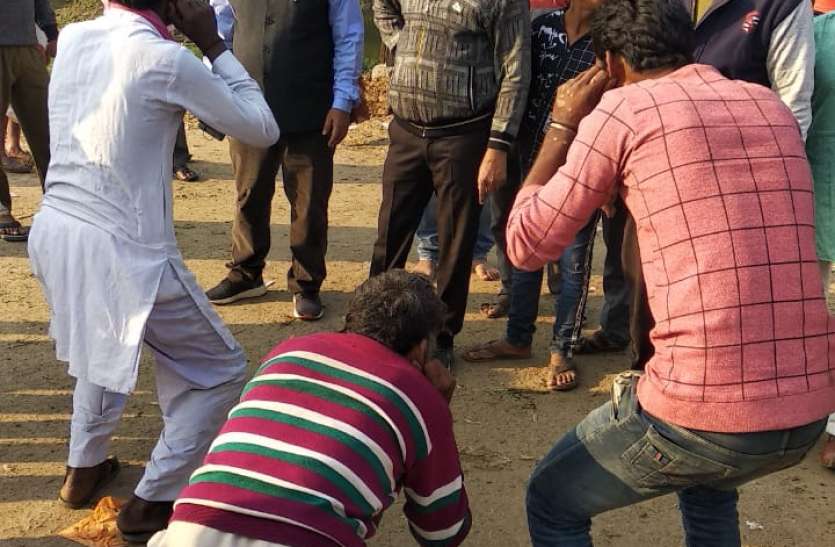 नदी के घाट पर शौच करने वालों से लगवाई कान पकड़कर उठक-बैठक नदी के घाट पर शौच करने वालों से लगवाई कान पकड़कर उठक-बैठक