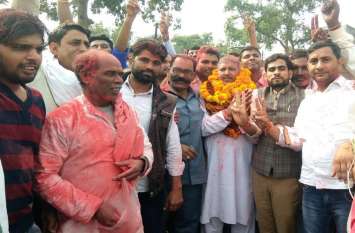 Thanagazi Nagar Palika Congress Candidate Chauthmal Defeat His Nephew राजस्थान की इस चर्चित सीट पर कांग्रेसी चाचा ने भाजपाई भतीजे को हराकर जीता चुनाव, कांग्रेस के हाथ के साथ गए निर्दलीय पार्षद
