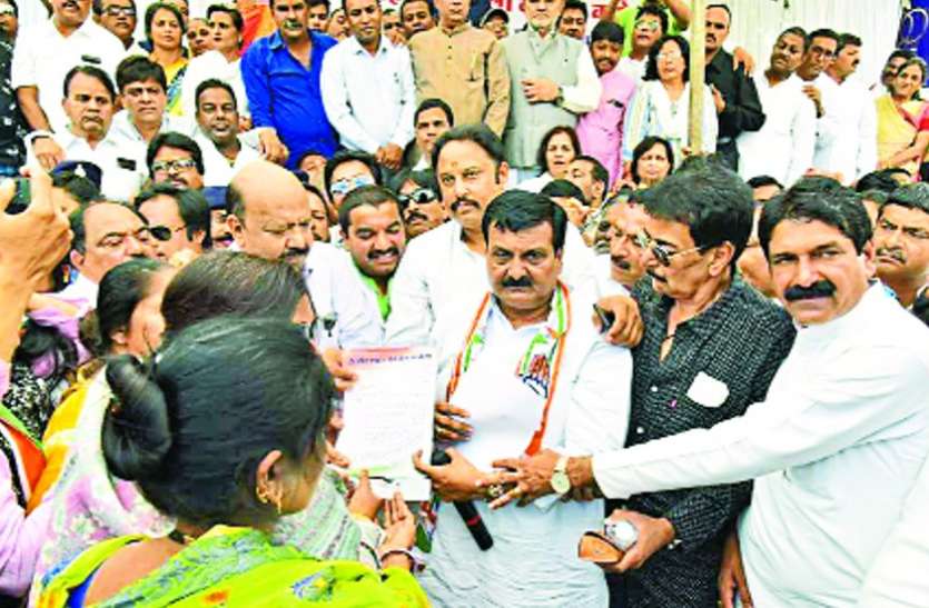 पदाधिकारियों को हटाने का दिया नोटिस, खौफ में धरना स्थल पर पहुंच गए कांग्रेसी पदाधिकारियों को हटाने का दिया नोटिस, खौफ में धरना स्थल पर पहुंच गए कांग्रेसी