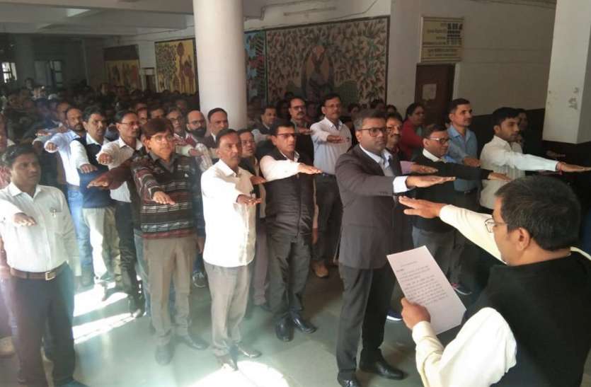Pledge to adopt, enact and surrender the Constitution संविधान को अंगीकृत, अधिनियमित और आत्मार्पित करने की ली शपथ