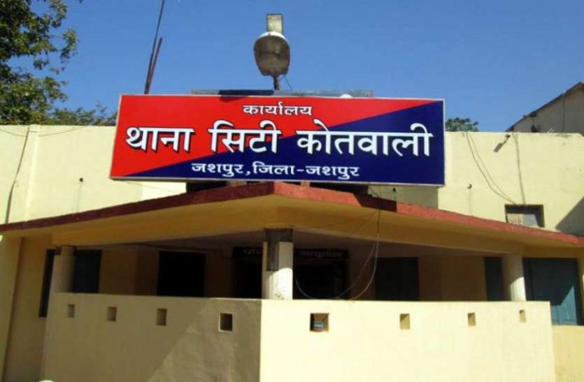 गर्लफ्रेंड को वाटरफॉल घुमाने के बहाने प्रेमी ने दिया इस दर्दनाक घटना को अंजाम गर्लफ्रेंड को वाटरफॉल घुमाने के बहाने प्रेमी ने दिया इस दर्दनाक घटना को अंजाम