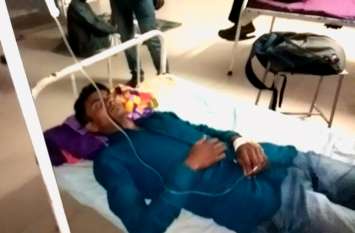 Student Brutally Beaten By Teacher in Ballia Rasara टीचर हुआ बेरहम, छात्र को ऐसा पीटा कि अस्पताल में भर्ती कराना पड़ा, स्कूल का दावा उसे ठंड लगी है