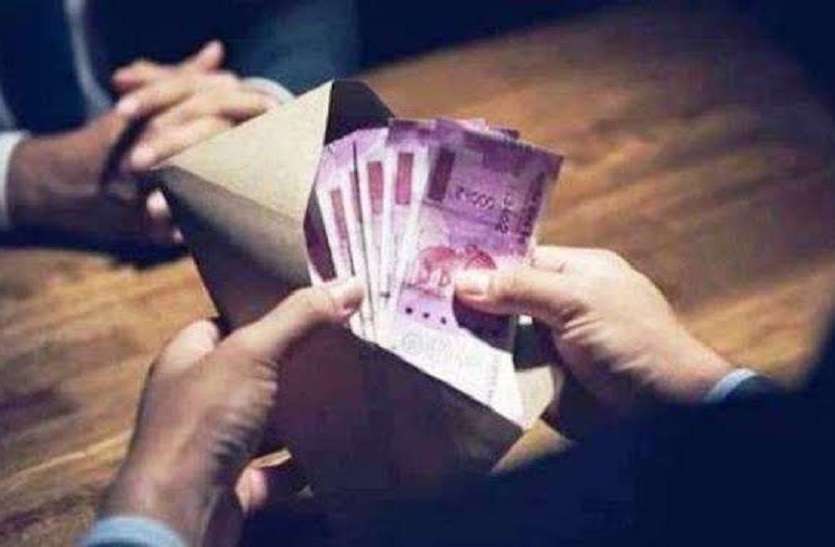 lekhpal big Bribery a जिनके खिलाफ रिश्वत की शिकायतें, SDM ने उन्हीं से पूछा उपाय सुझाएं