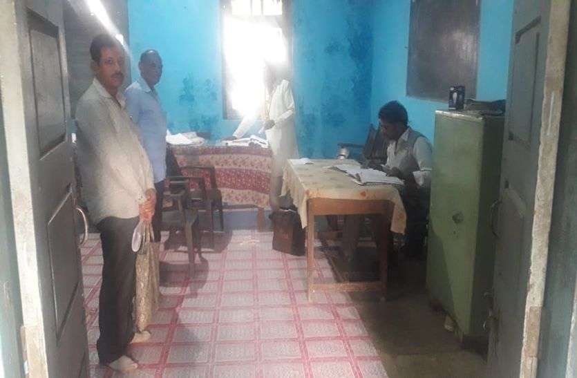 Officer, complainant, why do you remove shoes before coming to this ro अधिकारी हो फरियादी इस कमरे में आने से पहले क्यों उतारते हैं जूते, पढि़ए
