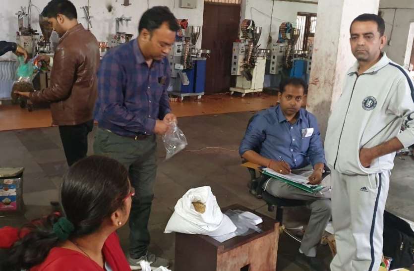 The work was going on in the factory locked in the lock ताले में बंद फेक्ट्री में चल रहा था काम, लेबर के साथ पहुंची सरकारी टीम, गंदगी मिलने पर फैक्ट्री सील