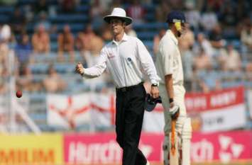 Indian Umpire cant join Elite Panel of for next 10 years 'अगले 10 साल तक अंपायरों के एलीट पैनल में किसी भारतीय का शामिल होना मुश्किल'