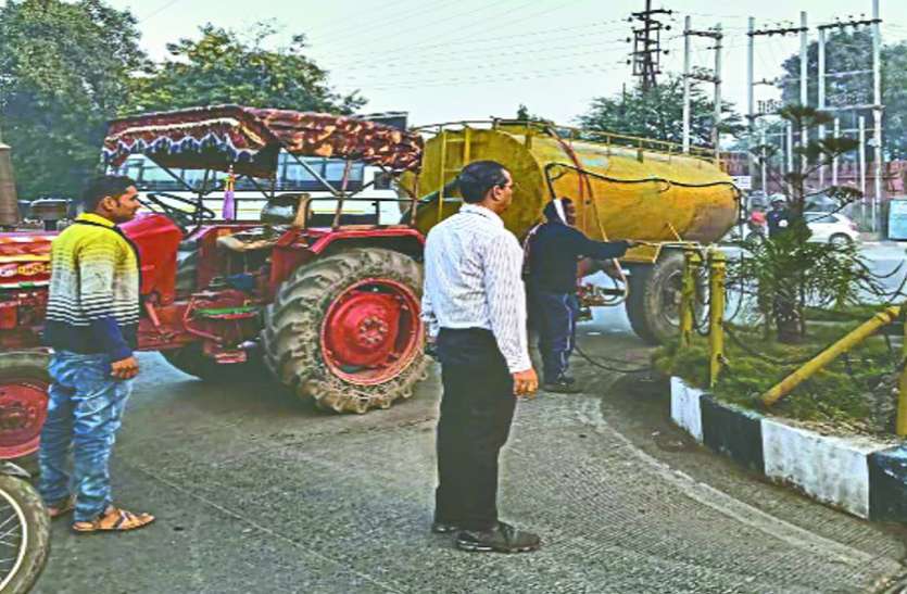 सफाई में चौका लगाने के लिए सुबह से शुरू हुई रोटरियों की धुलाई सफाई में चौका लगाने के लिए सुबह से शुरू हुई रोटरियों की धुलाई