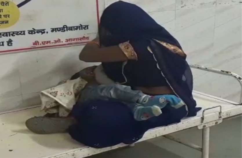 Mother kept caressing the dead child in her lap मृत बच्चे को गोद में लिटाकर दुलारती रही मां, यह देख लोगों की भर आईं आंखे