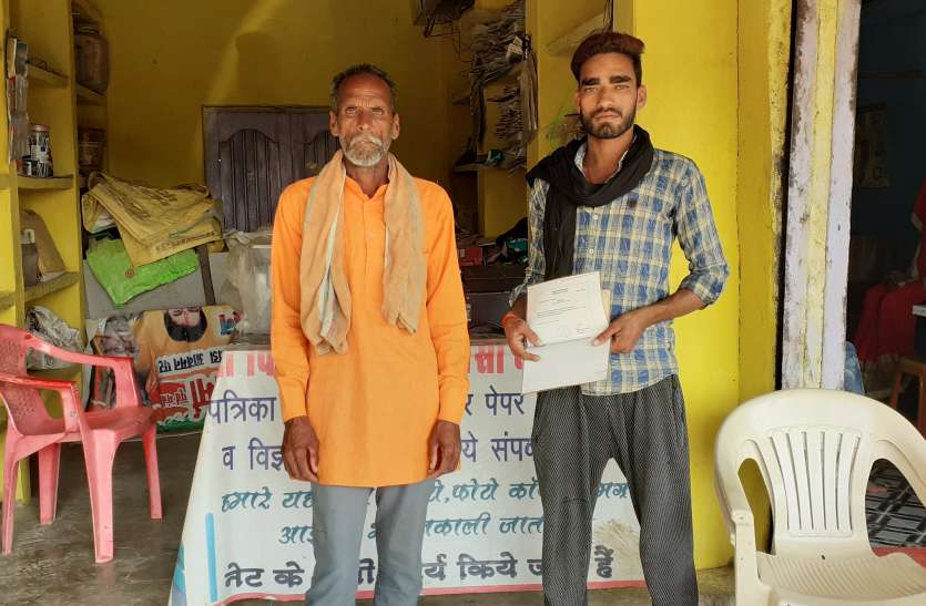 दीपनाखेड़ा। ऑनलाइन पंजीयन कराने इस तरह भटक रहे किसान। पट्टा ऑनलाइन कराने भटक रहे किसान